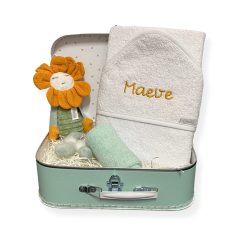 Mintgroen koffertje met witte badcape met naam, mintgroen spuugdoekje en knuffel fleur (een fleurige zonnebloem) van Happy Horse