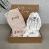 kraamcadeau slab badcape en konijn richie cadeaubox