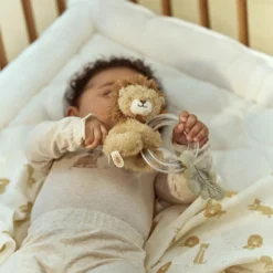 baby speelt met ringrammelaar leeuw Safari
